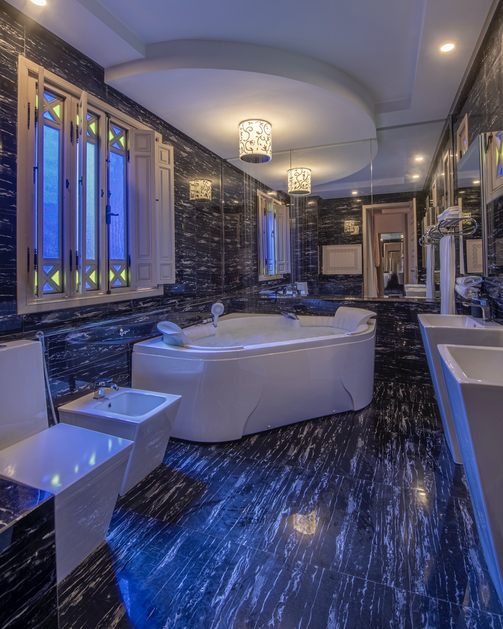 Salle de bain luxueuse avec marbre noir